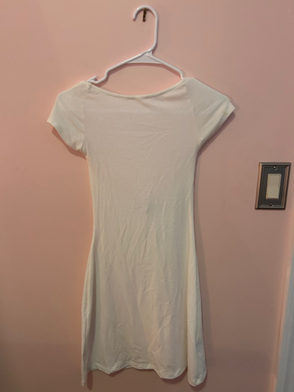 Simple White Short-Sleeve Knit Dress with boat neck and open back